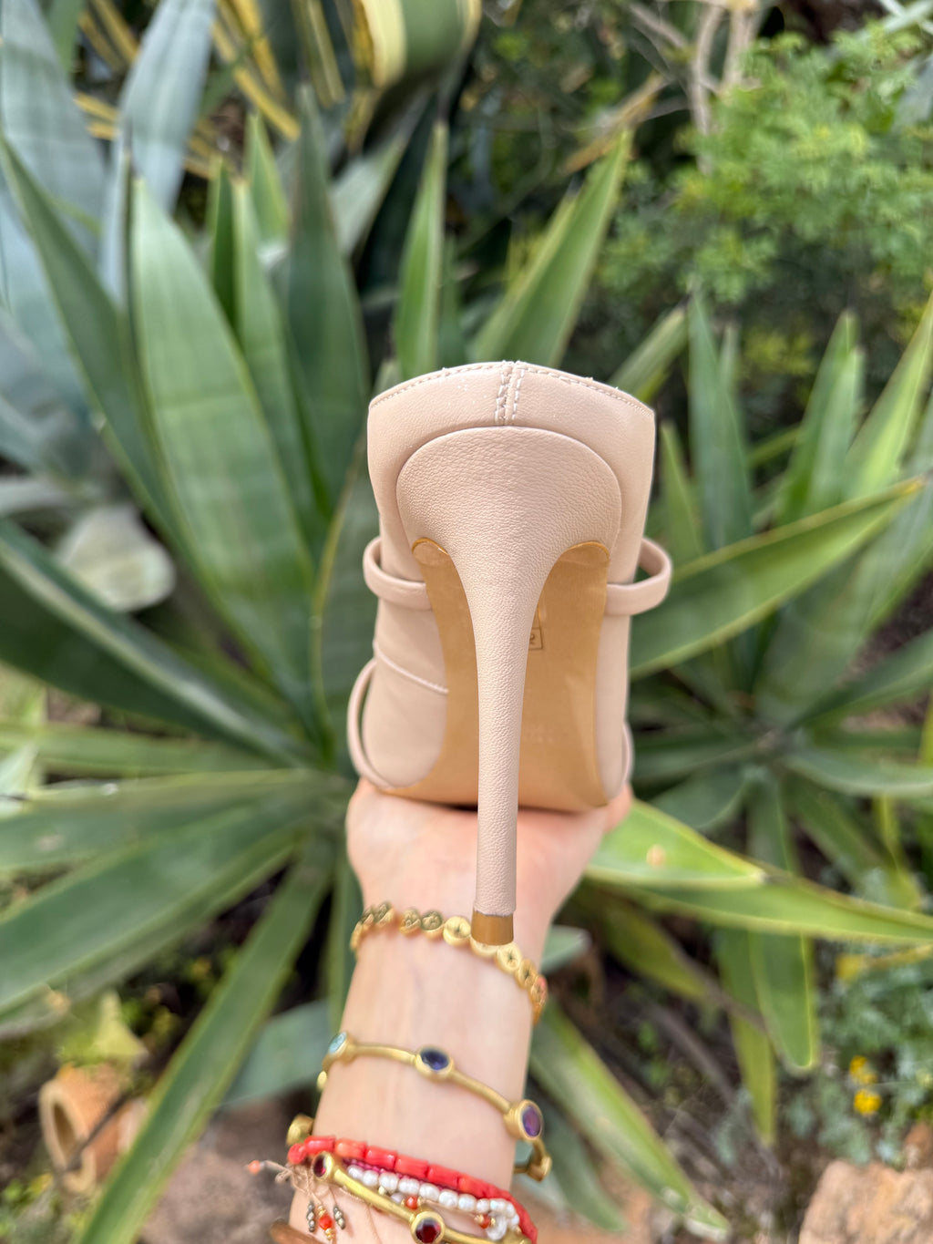Tacones beige cerrados