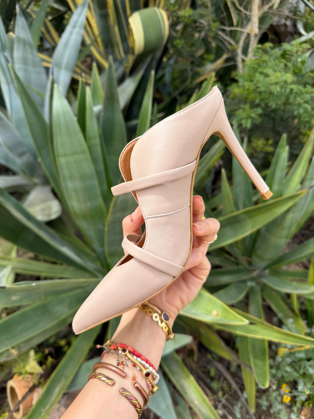Tacones beige cerrados