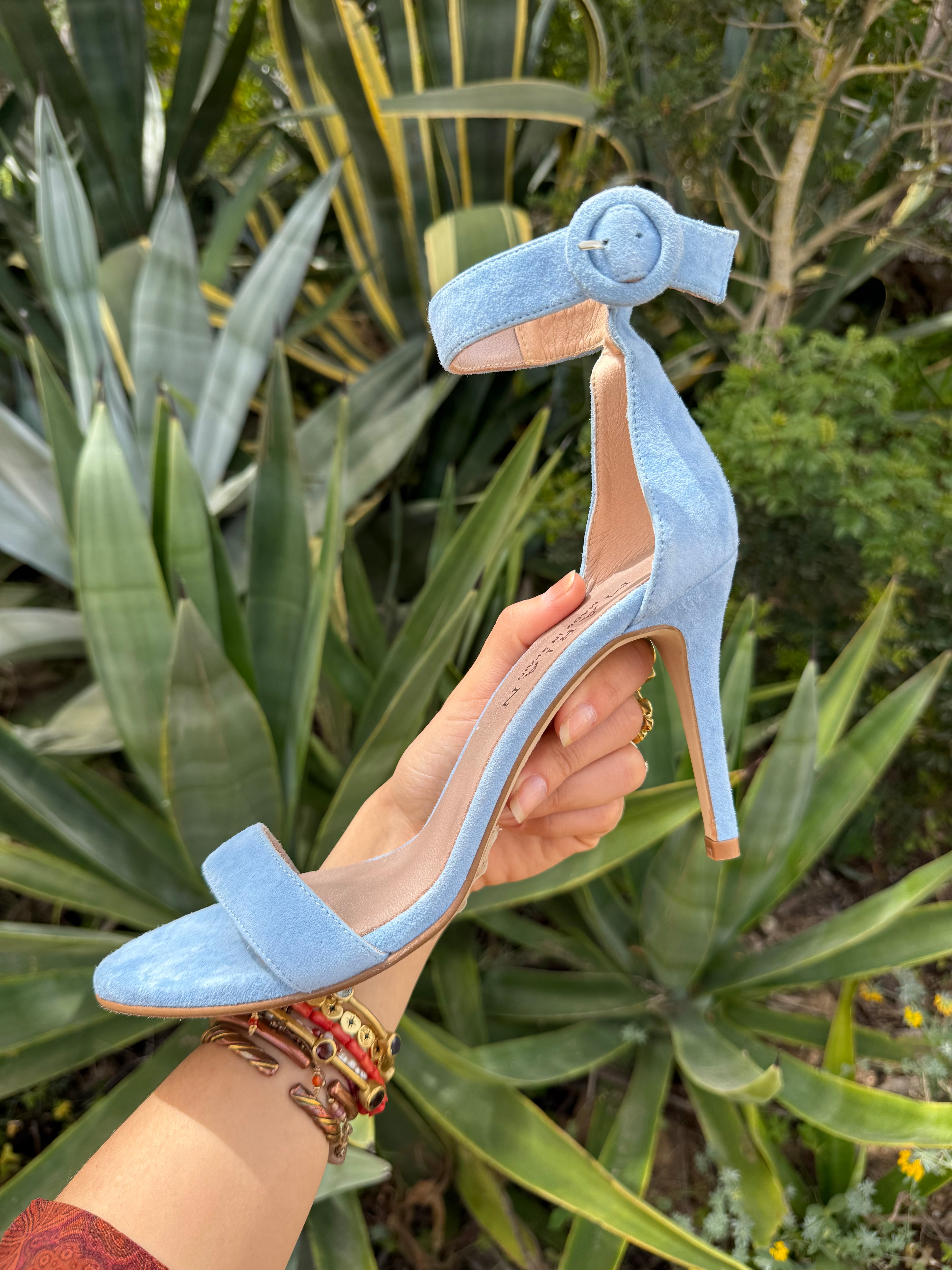 Tacones celestes hebilla