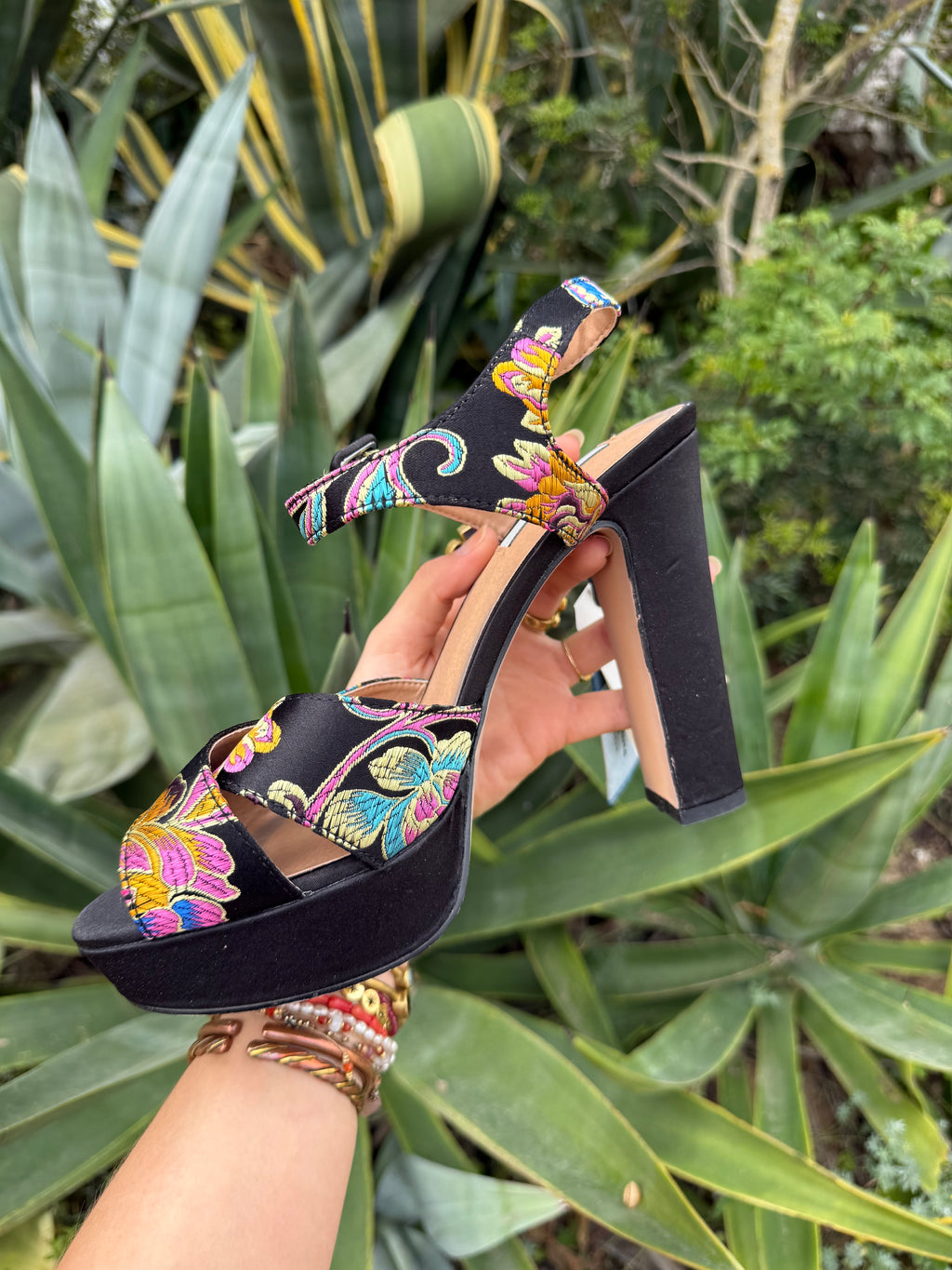 Tacones negros floreados