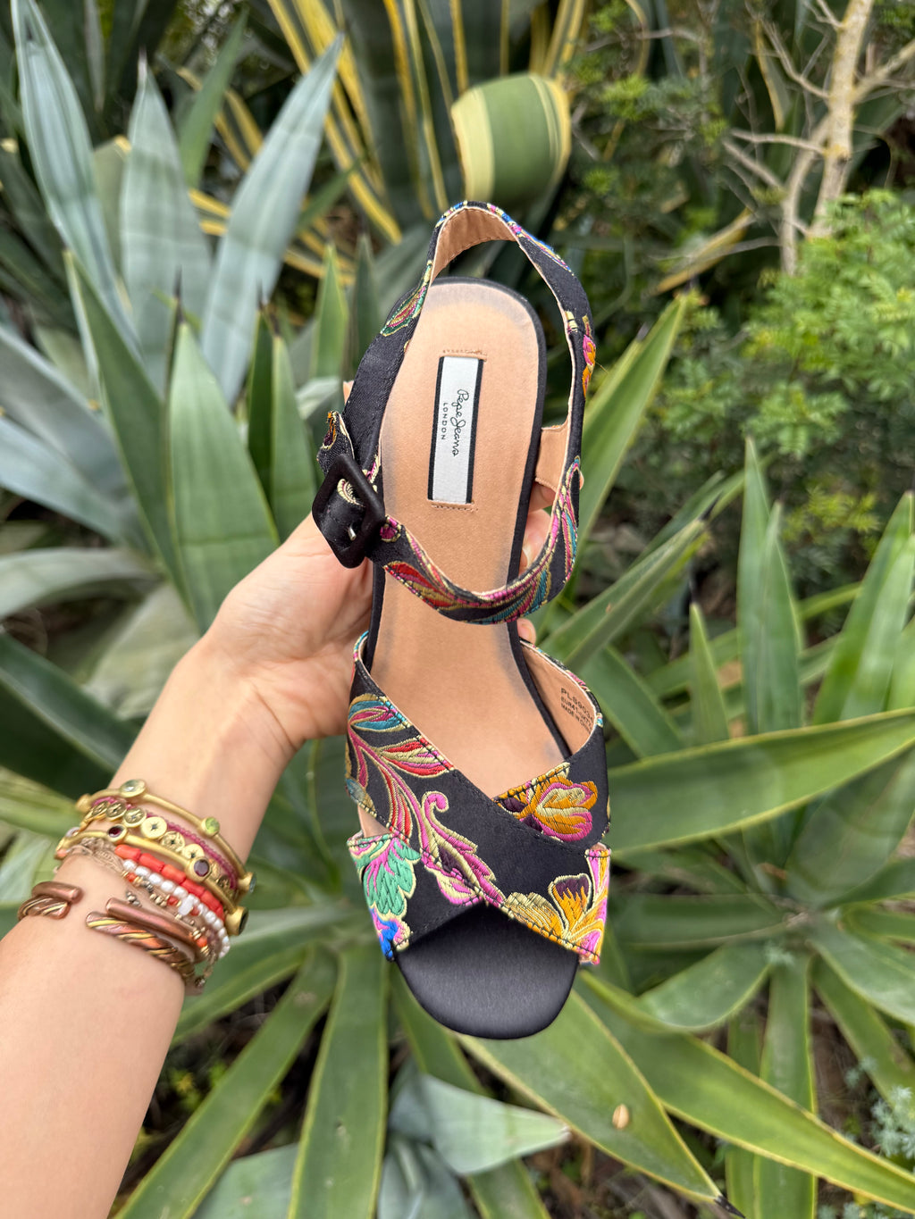 Tacones negros floreados