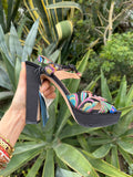 Tacones negros floreados