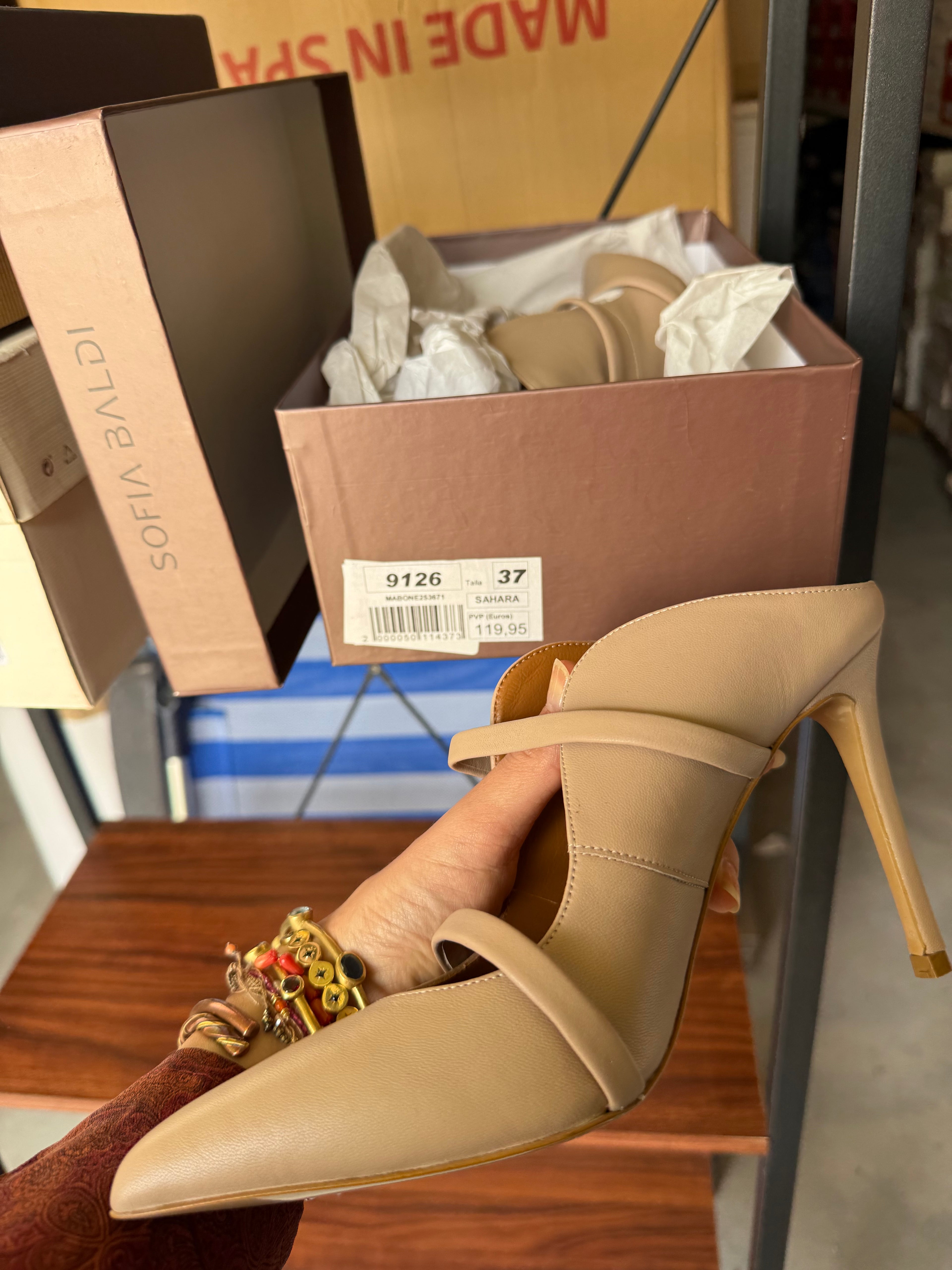 Tacones beige cerrados