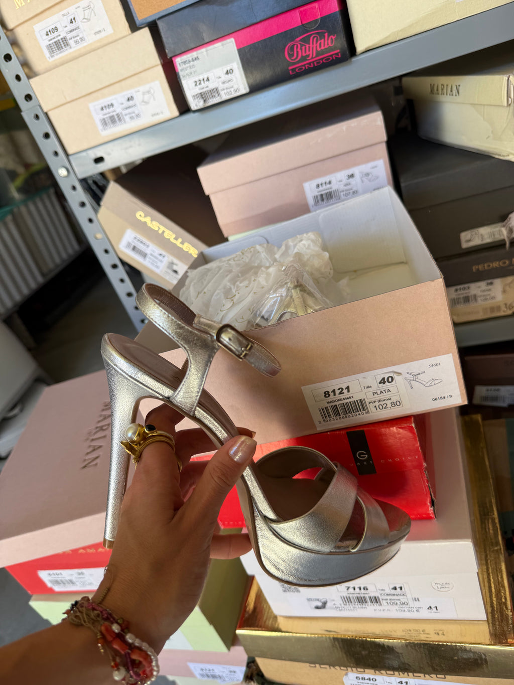 Tacones plateados
