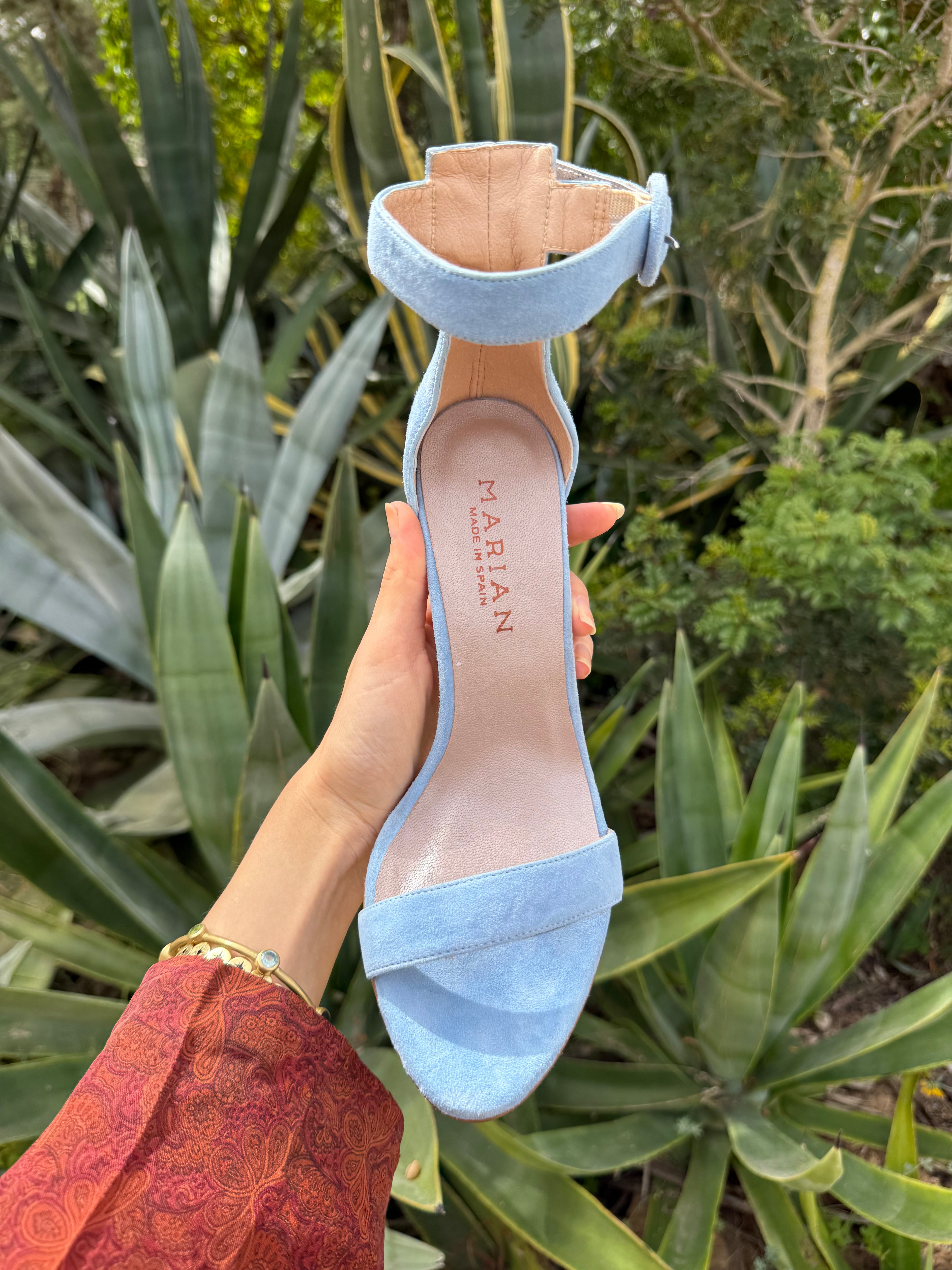 Tacones celestes hebilla