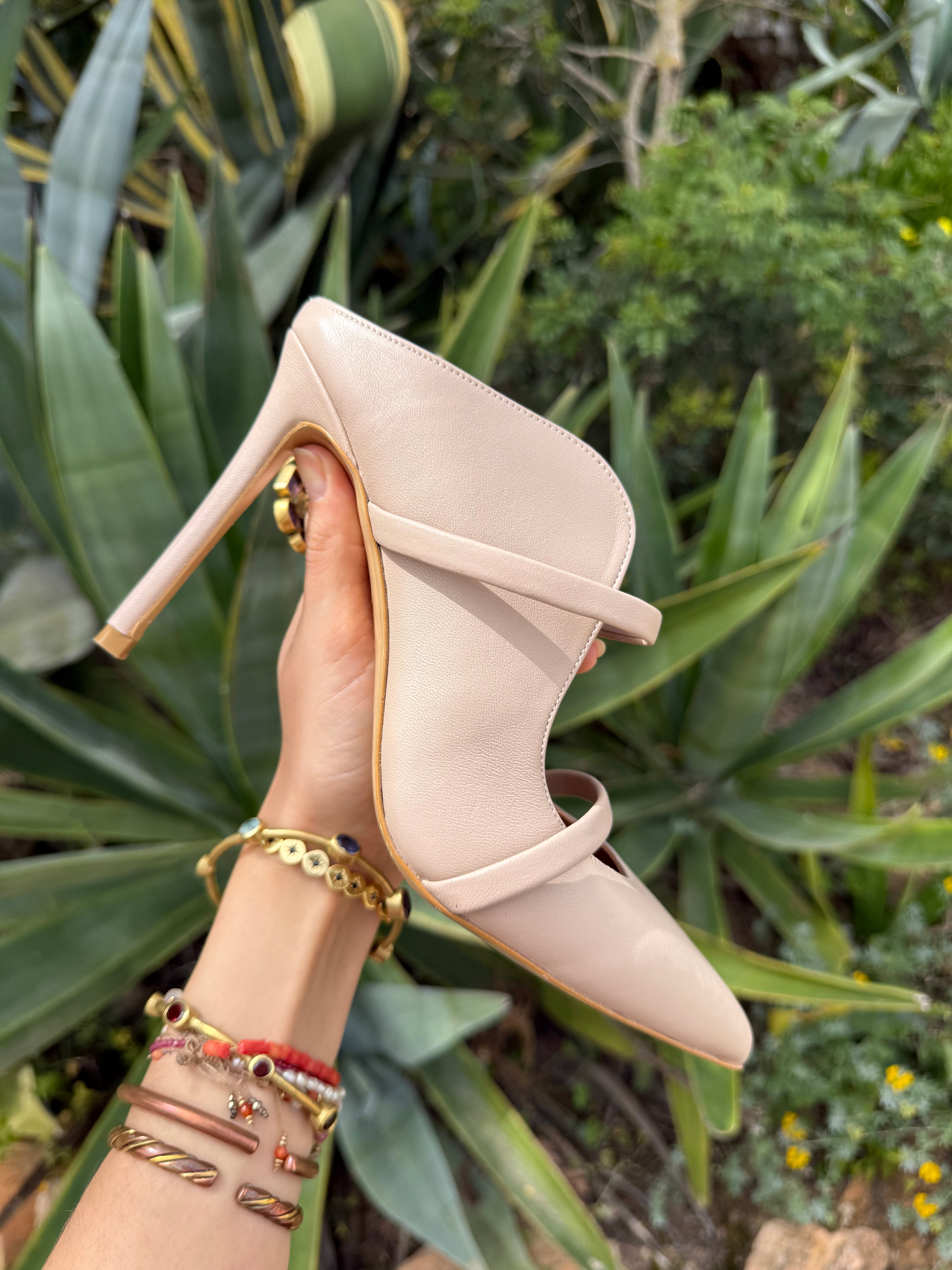 Tacones beige cerrados